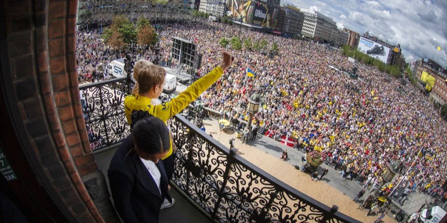 Jonas Vingegaard wird nach seinem zweiten Triumph an der Tour de France frenetisch gefeiert.