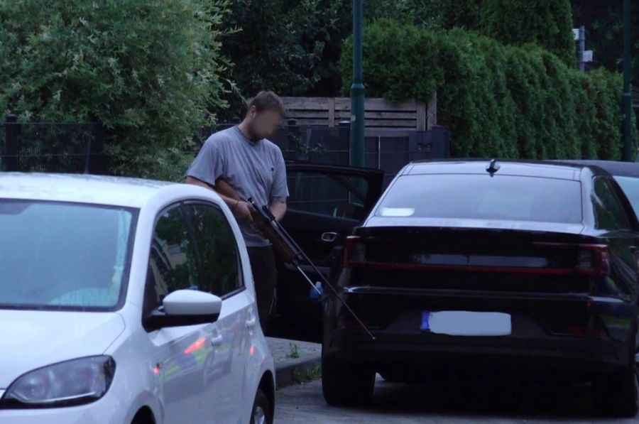 Tierschutzexperte mit einem Betäubungsgewehr sucht in Berlin nach dem entlaufenen Wildtier.