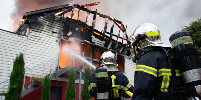 Feuerwehrleute löschen einen Brand in einer Ferienunterkunft in Ostfrankreich. Ferienunterkunft in Ostfrankreich