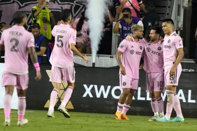 Lionel Messi jubelt mit seinen Teamkollegen von Inter Miami. Mit dabei ist auch Josef Martinez, ehemaliger Spieler von YB. Lionel Messi