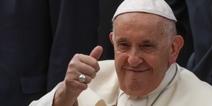 Papst Franziskus streckt seinen Daumen in Lissabon nach oben. (Archiv) Papst Franziskus Lissabon Portugal