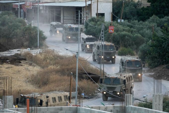 Israel hat in der Nacht zum Montag eine grosse Militäroperation im Westjordanland begonnen. Majdi Mohammed/AP/dpa Dschenin