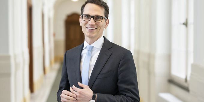 Die Banken haben laut SNB-Vizepräsident Martin Schlegel von der Rückkehr zu positiven Zinsen bis jetzt eher profitiert. (Archivbild) Die Banken haben laut SNB-Vizepräsident Martin Schlegel von der Rückkehr zu positiven Zinsen bis jetzt eher profitiert. (Archivbild)