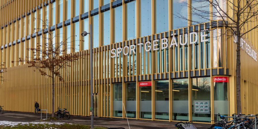 Die Adecco beim Sportgebäude der Allmend in der Stadt Luzern.