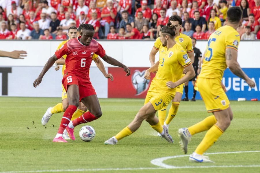 Denis Zakaria kommt nach einem Solo zum Abschluss – der Ball wird aber verteidigt.