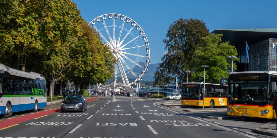 Ausblick auf die Määs vom Bahnhofsquai in der Stadt Luzern.