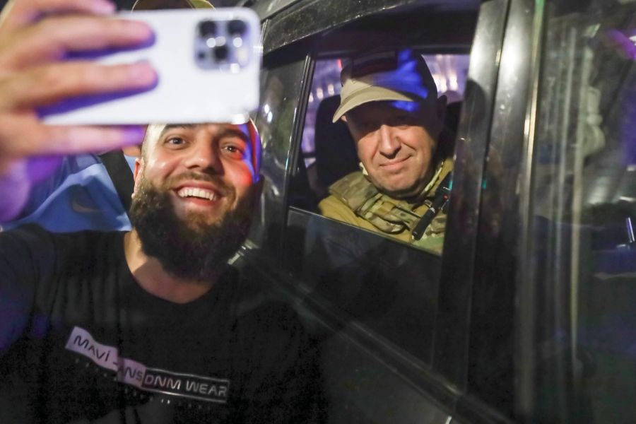 Jewgeni Prigoschin (r), Eigentümer des Militärunternehmens Wagner Group, lässt ein Selfie mit einem Zivilisten auf einer Strasse in Rostow am Don machen.