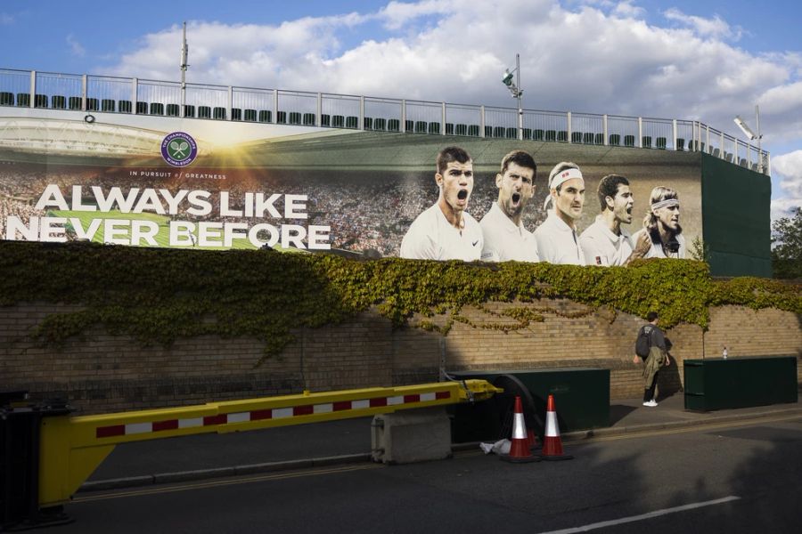 Auf einem Plakat ist Carlos Alcaraz mit den Tennis-Legenden Novak Djokovic, Roger Federer, Pete Sampras und Björn Borg abgebildet.