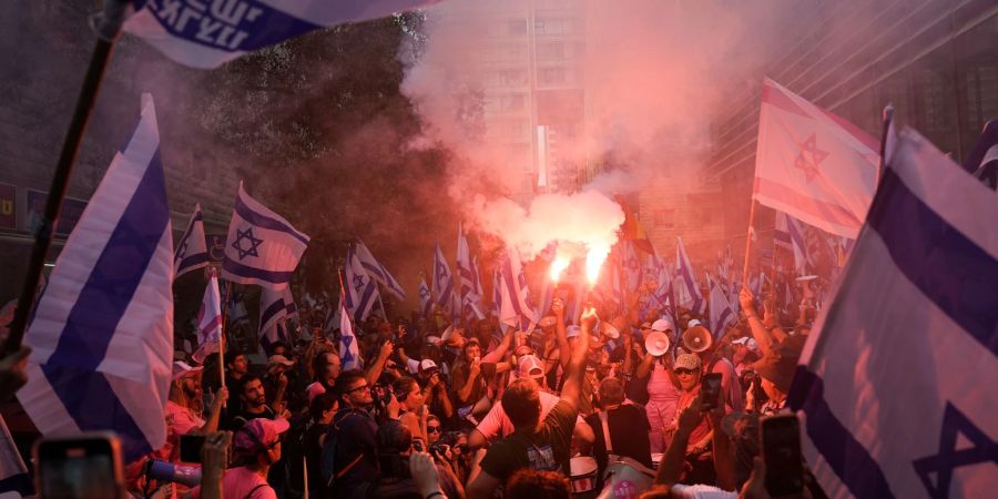 Israelis protestieren in Tel Aviv gegen die Pläne der Regierung von Premierminister Netanjahu, das Justizsystems zu reformieren.