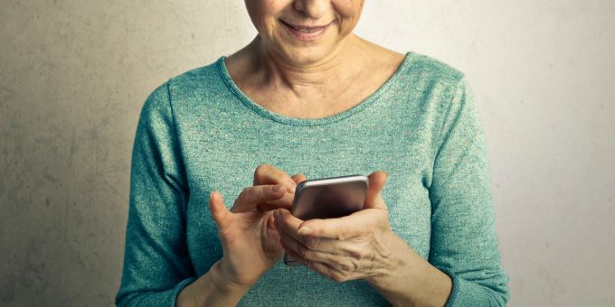 Eine Frau am Handy. (Symbolbild) frau