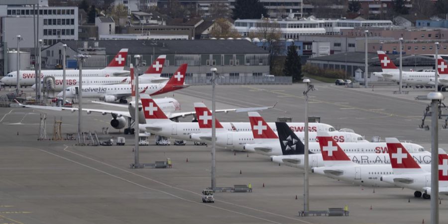 Flughafen mit Flugzeugen