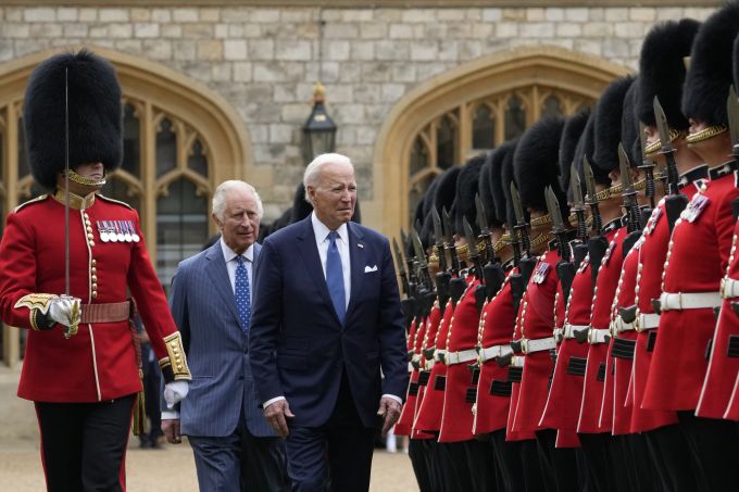 Joe Biden begutachtet die königliche Garde zusammen mit dem britischen König Charles III. während einer Begrüssungszeremonie auf Schloss Windsor in England, am Montag, 10. Juli 2023. (AP Photo/Susan Walsh). Britain US Biden