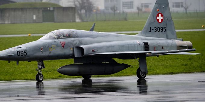 Ein F-5-Tiger-Kampfjet der Schweizer Luftwaffe landet auf dem Militärflugplatz Emmen im Kanton Luzern. (Archivbild) Ein F-5-Tiger-Kampfjet der Schweizer Luftwaffe landet auf dem Militärflugplatz Emmen im Kanton Luzern. (Archivbild)