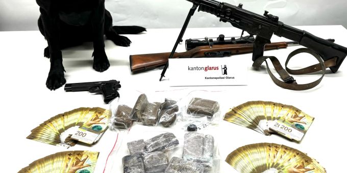 Drogen, Schusswaffen und Bargeld sichergestellt. Drogen, Schusswaffen Bargeld