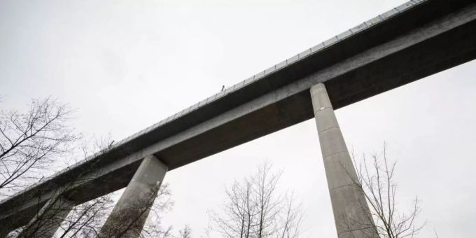 Der Angeklagte soll nahe der Theisstalbrücke im Taunus über 250 Schienenschrauben gelöst haben. Foto: Andreas Arnold/dpa Der Angeklagte soll nahe der Theisstalbrücke im Taunus über 250 Schienenschrauben gelöst haben. Foto: Andreas Arnold/dpa