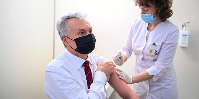 Gitanas Nauseda (l), Präsident von Litauen, erhält eine Dosis des Impfstoffs COVID-19 von AstraZeneca im Impfzentrum. Coronavirus