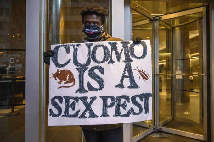 Ein Demonstrant an einer Kundgebung gegen den Gouverneur von New York. Andrew Cuomo vermeidet seit Tagen öffentliche Auftritte, da einige Mitglieder seiner eigenen Partei seinen Rücktritt wegen Vorwürfen der sexuellen Belästigung fordern. Andrew Cuomo