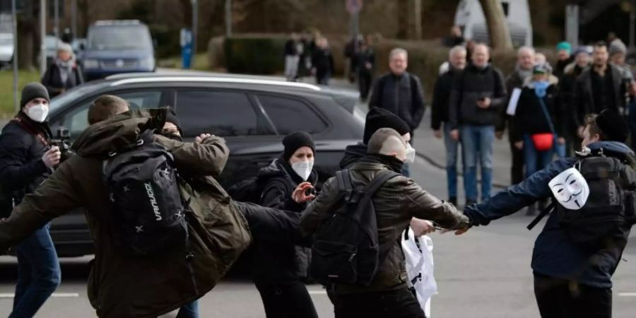 Teilnehmer rangeln sich bei einer Kundgebung unter dem Motto «Freie Bürger Kassel - Grundrechte und Demokratie». Foto: Swen Pförtner/dpa