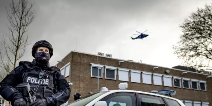 Ein Polizist vor dem Gerichtsgebäude. prozess