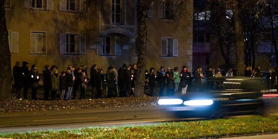 ARCHIV - Menschen hielten mit Kerzen im November 2019 eine Mahnwache für den getöteten jungen Mann ab. Ein Raser hatte den 14-Jährigen mit seinem Auto erfasst. Foto: Lino Mirgeler/dpa