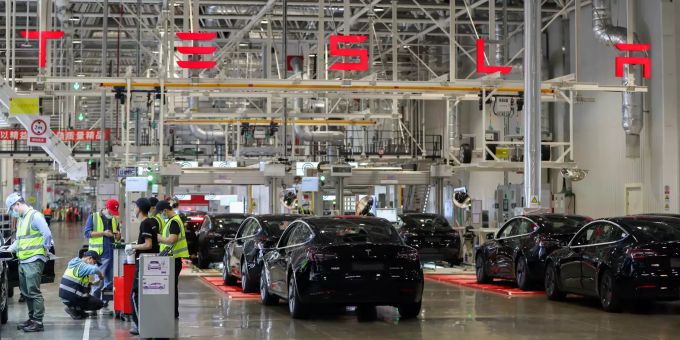 ARCHIV - 20.11.2020, China, Shanghai: Blick in die Tesla Giga-Fabrik in Shanghai. Tesla China