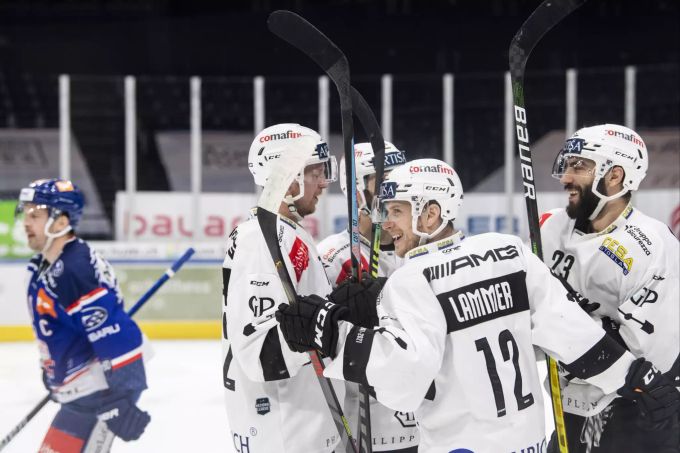 Am Ende des zweiten Drittels strahlen wieder die Tessiner. Luganos Morini Giovanni, rechts, jubelt mit seiner Mannschaft zum 3:1. ZSC Lions