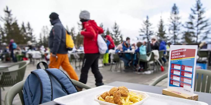 Die Tische sollen bleiben: Obwalden und andere Kantonen wollen die Restaurants in den Skigebieten offen halten. (Archivbild) Coronavirus