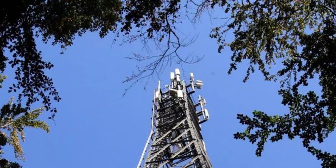 Ein Vodafone-Funkturm in einem Waldstück in Heiligendamm, Mecklenburg-Vorpommern. Foto: Bernd Wüstneck/dpa-Zentralbild/dpa Ein Vodafone-Funkturm in einem Waldstück in Heiligendamm, Mecklenburg-Vorpommern. Foto: Bernd Wüstneck/dpa-Zentralbild/dpa