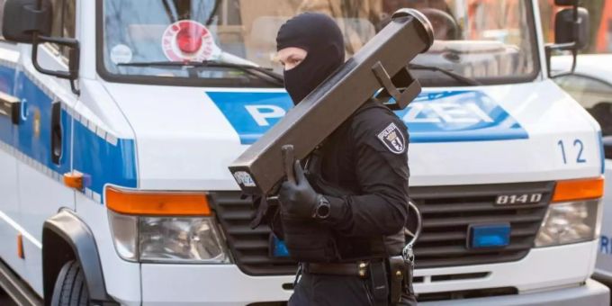 Ein Polizeibeamter trägt nach einer Razzia im Märkischen Viertel in Berlin eine Ramme. Foto: Christophe Gateau/dpa Ein Polizeibeamter trägt nach einer Razzia im Märkischen Viertel in Berlin eine Ramme. Foto: Christophe Gateau/dpa