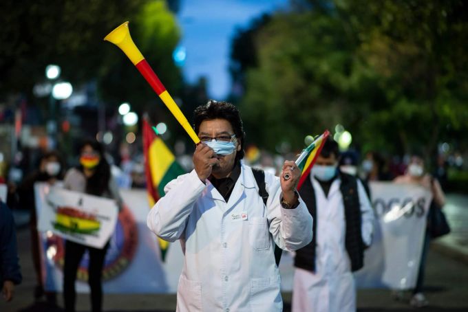 Ein Arzt nimmt an einer Demonstration im Zentrum von La Paz teil. Protest in Bolivien
