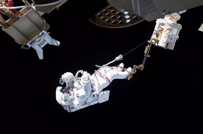 Der ESA-Astronaut Luca Parmitano ist bei einem Ausseneinsatz an der Internationalen Raumstation ISS über den Roboterarm Canadarm2 gesichert. (Archivbild) ESA-Astronaut