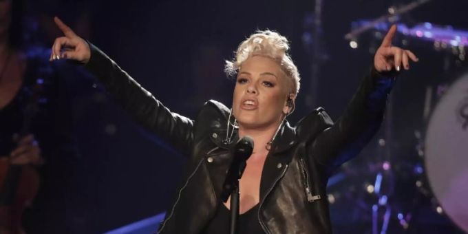 Es bleibt in der Familie: Pink singt mit Willow. Foto: Jörg Carstensen/dpa Es bleibt in der Familie: Pink singt mit Willow. Foto: Jörg Carstensen/dpa