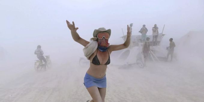 ARCHIV - Rebeccah Sheftall tanzt während eines Sandsturms beim Burning-Man-Festival 2017. Foto: Andy Barron/The Reno Gazette-Journal/AP/dpa ARCHIV - Rebeccah Sheftall tanzt während eines Sandsturms beim Burning-Man-Festival 2017. Foto: Andy Barron/The Reno Gazette-Journal/AP/dpa