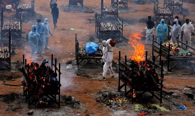 Am Coronavirus Verstorbene werden am 3. Mai in der indischen Grossstadt Bangalore verbrannt. Coronavirus Indien China geschmacklos