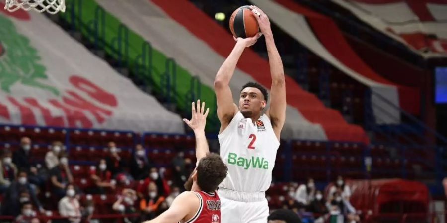 Wade Baldwin IV (M) von Bayern München wirft den Ball. Foto: Degaspari/Giulio Ciamillo/-/dpa