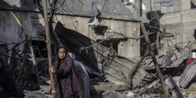 Eine Frau vor Trümmern in der Stadt Beit Chanun im Norden des Gazastreifens. Der Konflikt zwischen Israelis und Palästinensern kann nach Ansicht von US-Präsident Joe Biden langfristig nur durch eine Zweistaatenlösung befriedet werden. gaza