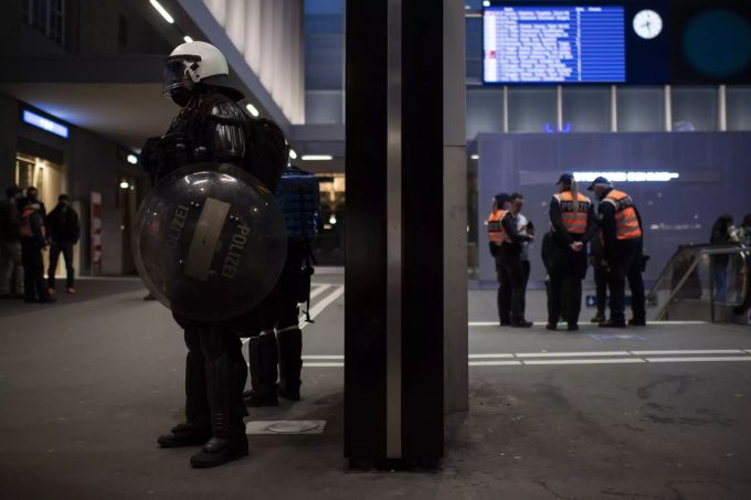 Proteste gegen die Coronavirus Massnahmen waren angekündigt. Die St. Galler Polizei kontrollierte am Freitagabend Personen, wies 90 davon weg. coronavirus