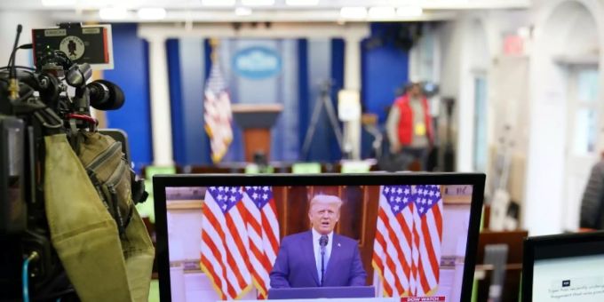 Ein Trump-Video läuft auf einem Laptop. trump