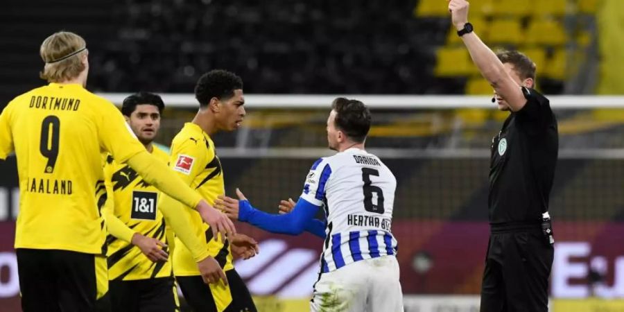 Herthas Vladimir Darida (2.v.r) sah in der Partie gegen Borussia Dortmund die Rote Karte. Foto: Bernd Thissen/dpa