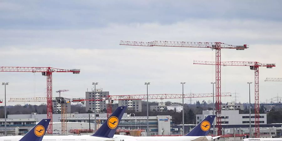 Die Corona-Krise hat dem Flughafen Frankfurt einen Umsatzeinbruch und einen hohen Verlust beschert. (Archivbild)