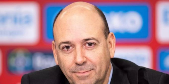 Bezeichnet sich selbst als «ausgewiesenen Fussball-Romantiker»: Fernando Carro, Geschäftsführer von Bayer 04 Leverkusen. Foto: Marius Becker/dpa Bezeichnet sich selbst als «ausgewiesenen Fussball-Romantiker»: Fernando Carro, Geschäftsführer von Bayer 04 Leverkusen. Foto: Marius Becker/dpa