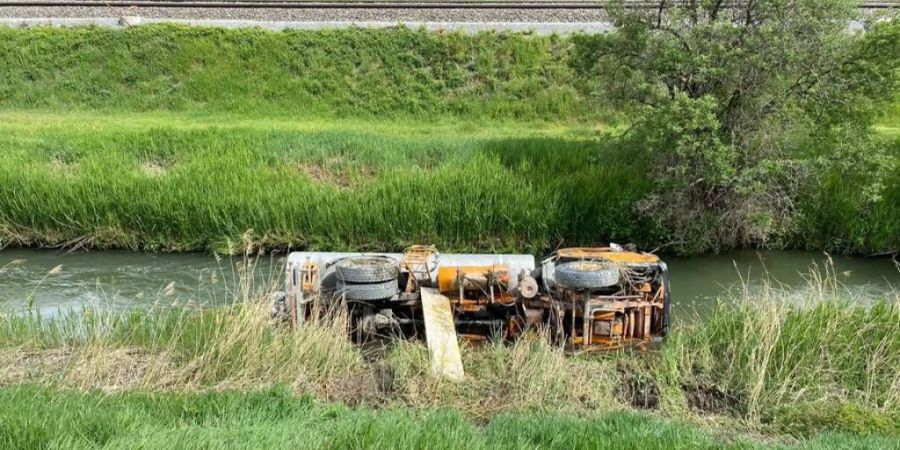 Der Lastwagen kippte um und landete im Kanal. Menschen kamen bei dem Unfall nicht zu Schaden.