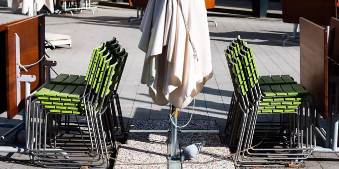Gestapelte Stühle und zusammengeklappte Tische stehen in der Aussengastronomie eines geschlossenen Restaurants in der Hannoveraner Innenstadt. deutschland lockdown