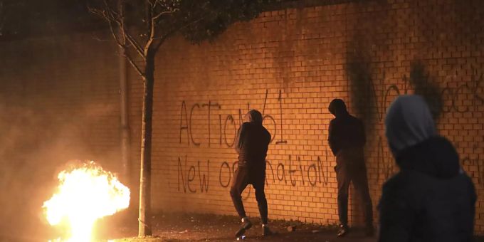 Eine Benzinbombe wurde über die Friedensmauer in West Belfast geworfen. In der britischen Provinz Nordirland kam es erneut zu Krawallen. Foto: Peter Morrison/AP/dpa Eine Benzinbombe wurde über die Friedensmauer in West Belfast geworfen. In der britischen Provinz Nordirland kam es erneut zu Krawallen. Foto: Peter Morrison/AP/dpa