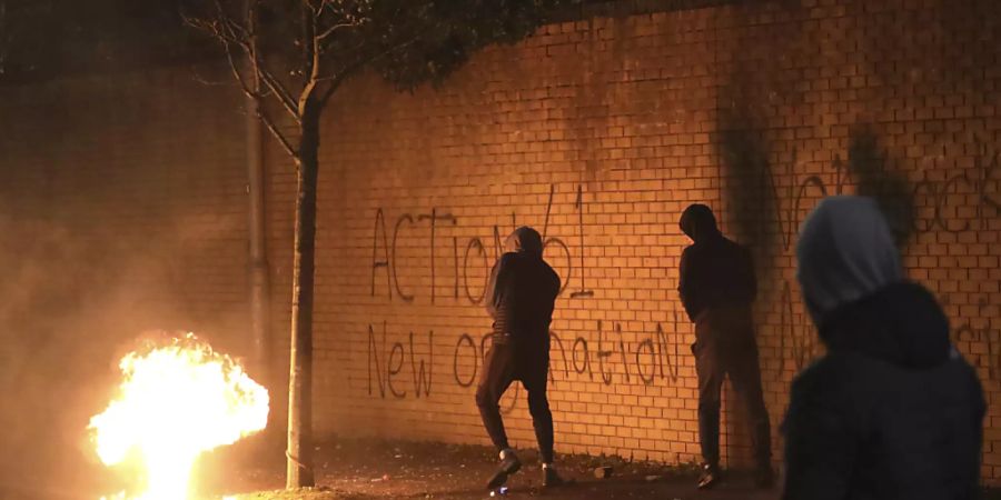 Eine Benzinbombe wurde über die Friedensmauer in West Belfast geworfen. In der britischen Provinz Nordirland kam es erneut zu Krawallen. Foto: Peter Morrison/AP/dpa