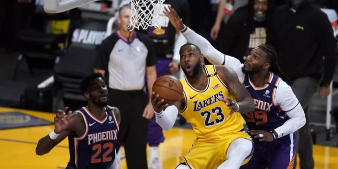 Die Los Angeles Lakers mit Superstar LeBron James (Mitte) gewinnen das dritte Spiel gegen die Phoenix Suns mit 109:95 und führen in der Serie neu mit 2:1. Los Angeles Lakers