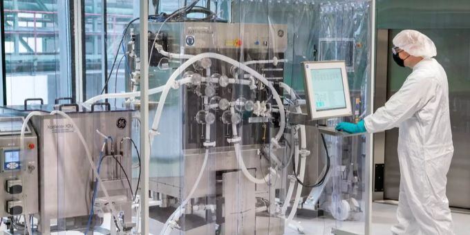 Ein Mitarbeiter von Bayer arbeitet am Corona-Impfstoff von Curevac. Curevac Coronavirus Impfung
