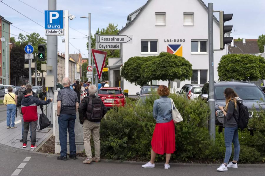 Vor der Abholstelle bildete sich eine lange Schlange.