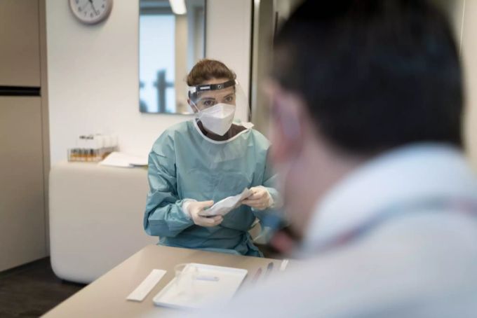 In Apotheken können sich nun auch Personen ohne Corona-Symptome gratis testen lassen. Coronavirus Schnelltest
