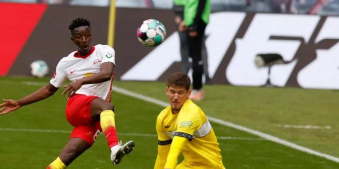 Stuttgarts Torwart Gregor Kobel (r) steht noch bis 2024 beim VfB unter Vertrag. Foto: Odd Andersen/AFP-Pool/dpa Stuttgarts Torwart Gregor Kobel (r) steht noch bis 2024 beim VfB unter Vertrag. Foto: Odd Andersen/AFP-Pool/dpa